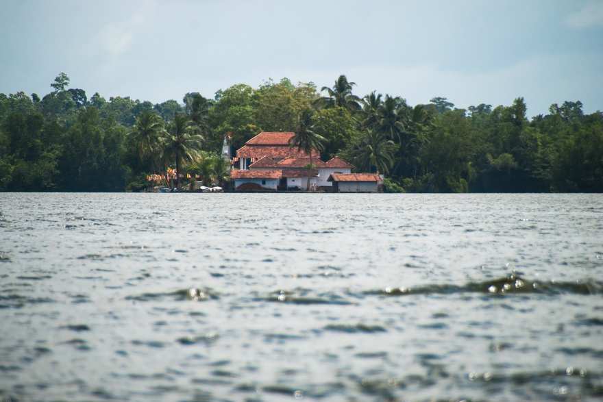 මාදු ගඟේ දූපත මත කොත්දූව විහාරය